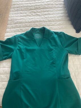 Figs Hunter Green Scrub top. Size small